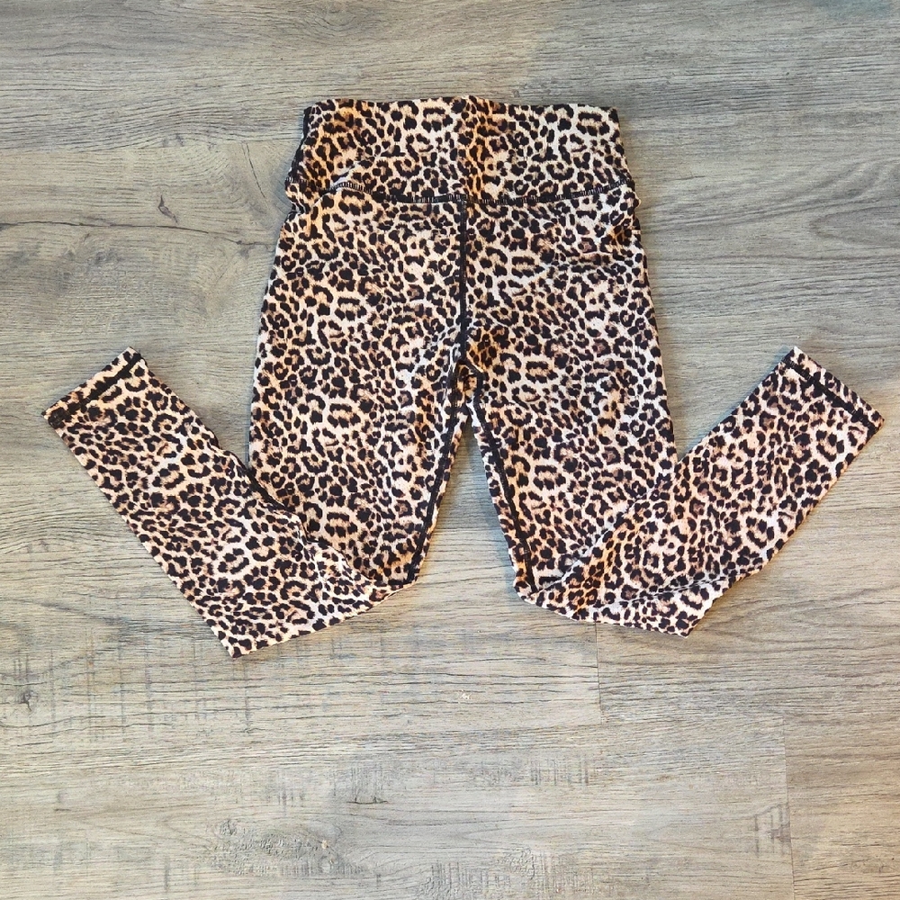 ZYIA Leopard Print Scrunch Capri Leggings